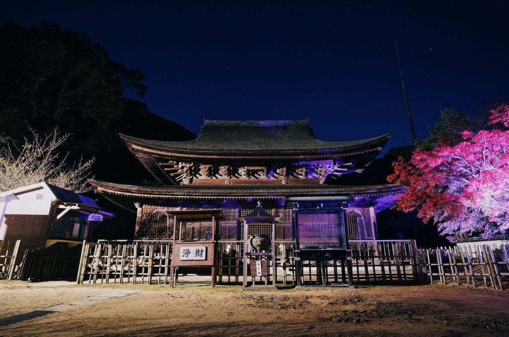 ライトアップされた功山寺