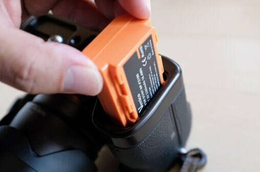 α7IIIにRRSのL型ブラケットを装着するとVemicoのNP-FZ100互換バッテリーがうまく入らない