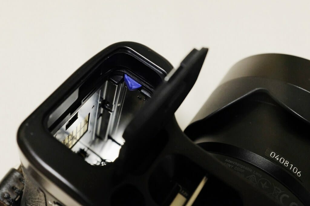 α7IIIのバッテリー室